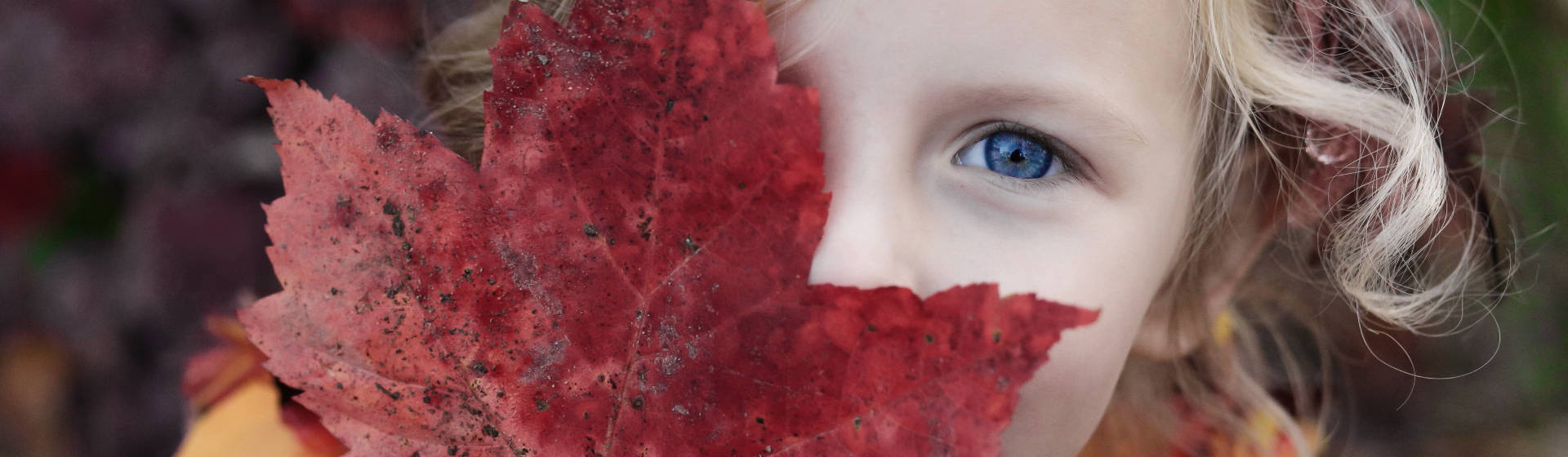 headerbild-kind-mit-blatt-vor-mund